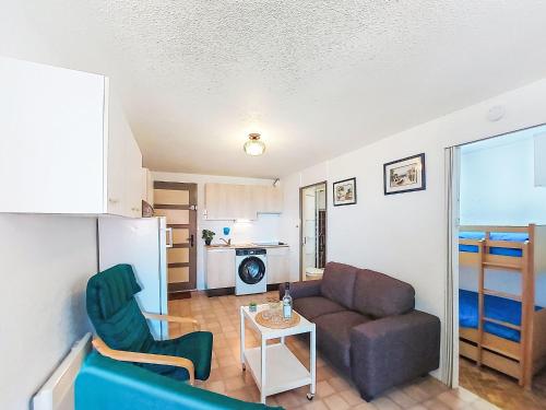 un salon avec un canapé et une table dans l'établissement Apartment Front de Mer-26 by Interhome, au Barcarès