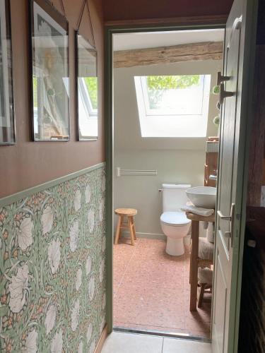 a bathroom with a toilet and a sink at BENE A CASA Chambres d'hôtes in Veuzain-sur-Loire