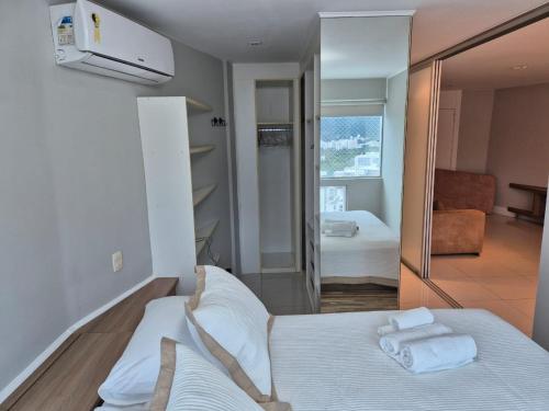 Una cama o camas en una habitación de Flat Leblon Rio