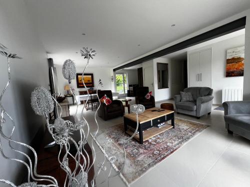 un salon avec un canapé et une table dans l'établissement La côte du Muret, à Fagnon