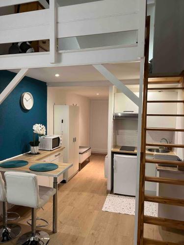 Cette chambre comprend un bureau et des lits superposés. dans l'établissement Refuge sur la corniche ! 5 minutes de St-Gilles, à Saint-Hilaire-de-Riez