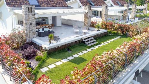 una vista aérea de una casa con jardín en Gardalake Luxury Penthouse, en Padenghe sul Garda