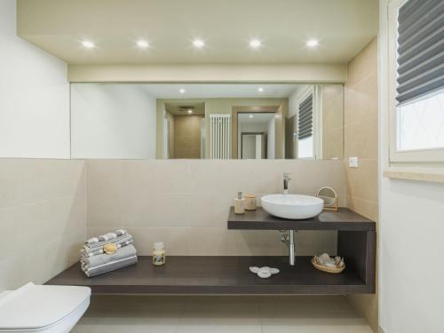 Ένα μπάνιο στο Holiday Home Villa Pardini by Interhome