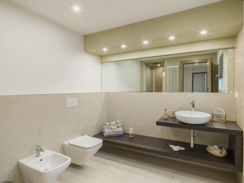 Ένα μπάνιο στο Holiday Home Villa Pardini by Interhome
