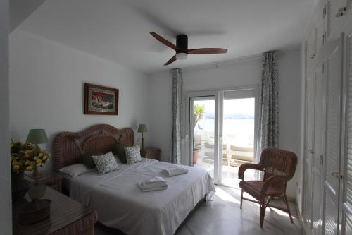 Ένα ή περισσότερα κρεβάτια σε δωμάτιο στο Cala de Oro atico en 1º línea con vistas by costablancarent