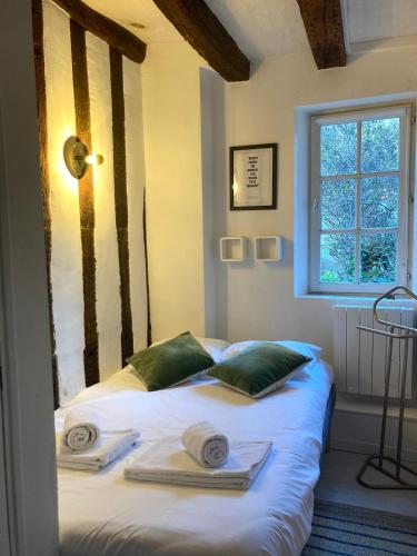 une chambre avec un lit avec des serviettes dessus dans l'établissement Appartement hypercentre - quartier Opéra, à Tours