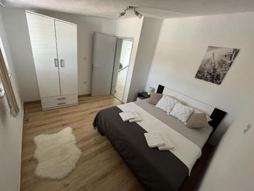 een slaapkamer met een groot bed en een witte kast bij Villa Villa Nadin in Nadin