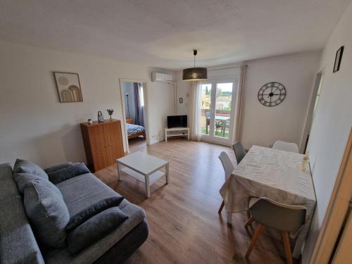 un salon avec un canapé et une table dans l'établissement Grand et Cosy T2 à 10min des facultés, à Montpellier
