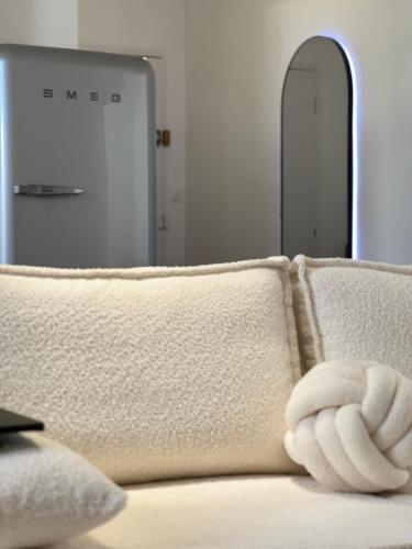 un gros plan d'un canapé devant un miroir dans l'établissement Appartement Jules Ferry - centre, à Saumur