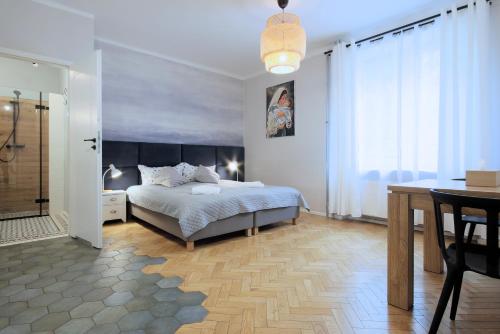 Posteľ alebo postele v izbe v ubytovaní Kana - Stylish Apartment in Kraków Pomorska - Close, WiFi, Smart TV