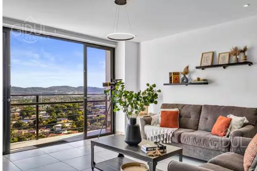 Modern apt with stunning city and mountain views