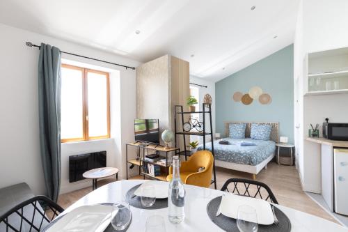 Il comprend un salon avec une table à manger et une cuisine. dans l'établissement L'Isle en Blanc - 4 couchages - Hypercentre - Clim - Wifi, à LʼIsle-sur-la-Sorgue