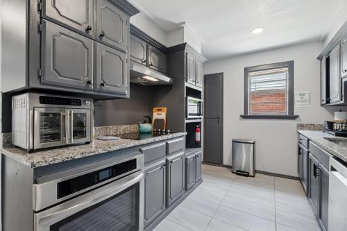 Spacious 7br Near Tinker Afb Pool Table #ecにあるキッチンまたは簡易キッチン