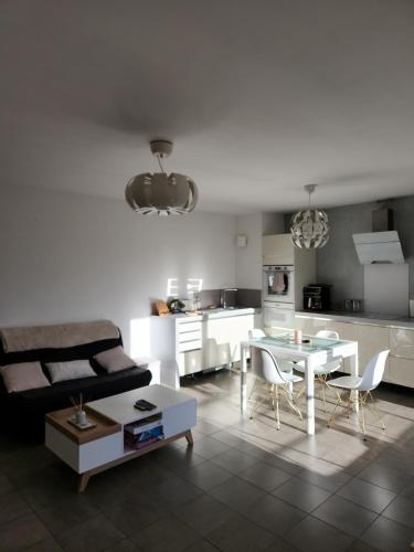 un salon avec un canapé et une table dans l'établissement Cocon Vaulx Village LDLC Groupama Eurexpo, à Vaulx-en-Velin