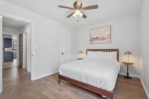 Spacious 7br Near Tinker Afb Pool Table #ecにあるベッド