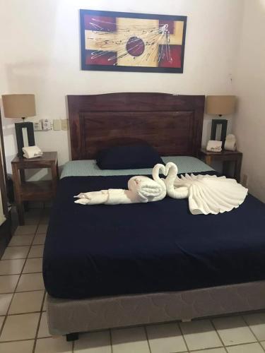 ein Schlafzimmer mit zwei Schwänen, die auf einem Bett liegen in der Unterkunft Los Chitos in Los Ayala