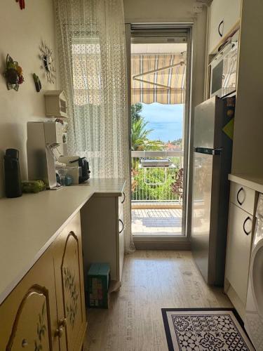 Il comprend une cuisine équipée d'un réfrigérateur. dans l'établissement Sun & Sea in Saint-Aygulf, à Fréjus