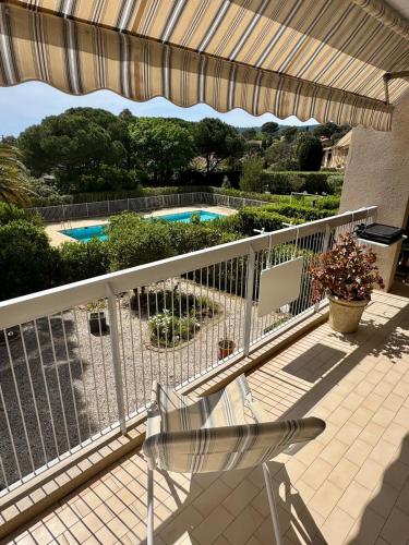 d'un balcon avec une table et des chaises, ainsi que d'une piscine. dans l'établissement Sun & Sea in Saint-Aygulf, à Fréjus