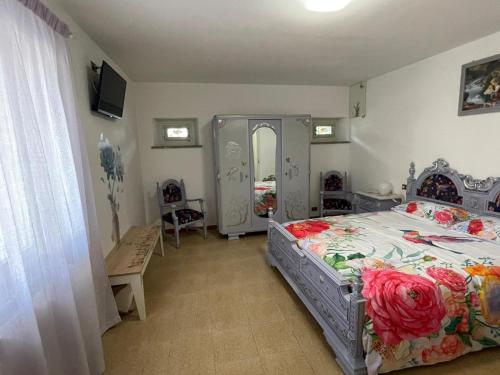 a bedroom with a bed with flowers on it at Casa colibrì in San Giovanni