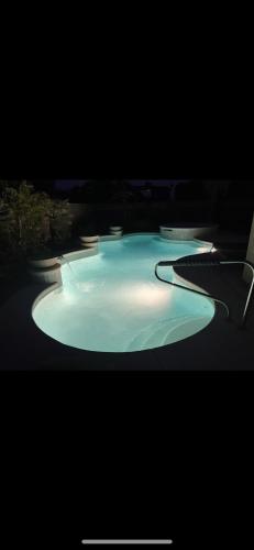 ラスベガスにあるCasita in the Sunの庭の青い小さな水
