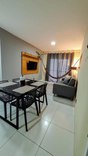 a living room with a table and a couch at Mar e Aconchego próx ao Beach Parck e FioCruz in Eusébio