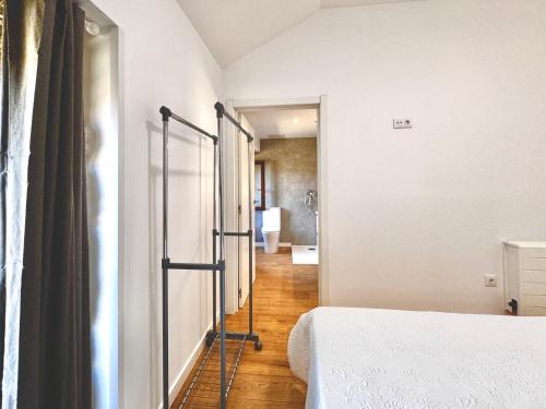 Santa MaríaAlbergue Turistico En Armenteira A Fragua do Ferreiro的一间带床和浴室的白色房间