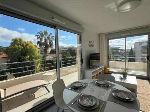 T2 Moderne Terrasse 2min Plages de Juan-les-Pins!
