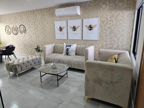 a living room with a couch and a table at Casa Abejas in Culiacán