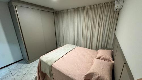 Letto o letti in una camera di Apto completo, 3 quartos, 2 banheiros, sala com tv a cabo smart, internet rápida, cozinha completa, lavanderia, 2 vagas de garagem, para até 5 pessoas, apto de fácil acesso, no centro da cidade