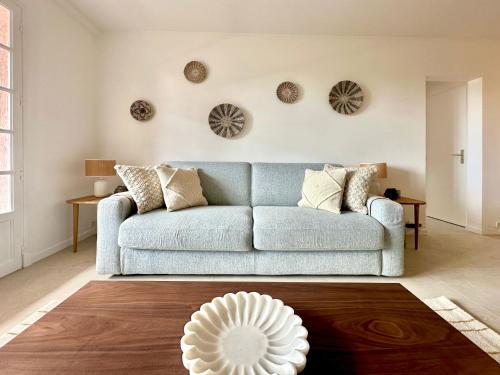 un salon avec un canapé bleu et un parquet dans l'établissement Rénové 2025 - 6 personnes - Clim Parking Piscine Terrasse, à Saint-Raphaël