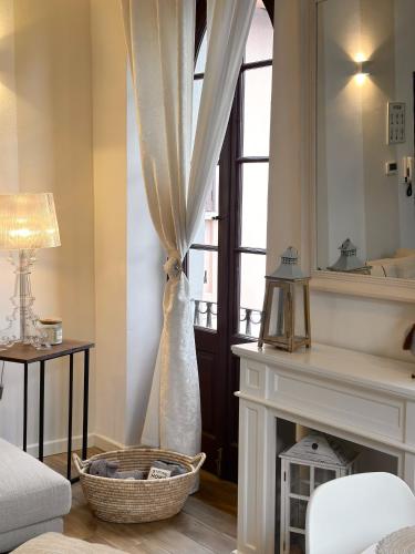 a living room with a fireplace and a window at Contessa Reina in Como