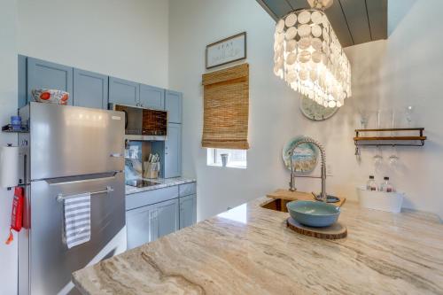 Dapur atau dapur kecil di Boat Slip and Pool Access Oak Harbor Haven!