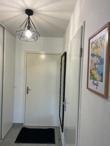 a hallway with a white door and a black rug at Casa Matteo - 5 min from Disney in Montévrain