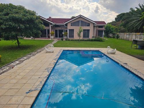 Bluejay Lodge tesisinde veya buraya yakın yüzme havuzu