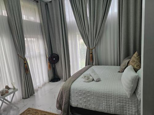 Bluejay Lodge tesisinde bir odada yatak veya yataklar