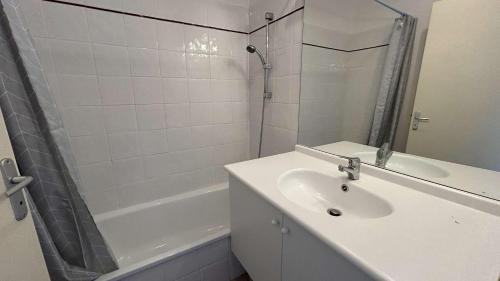 une salle de bain blanche avec un lavabo et une douche dans l'établissement Appartement 2 pièces - Gruissan GN190-015, à Gruissan