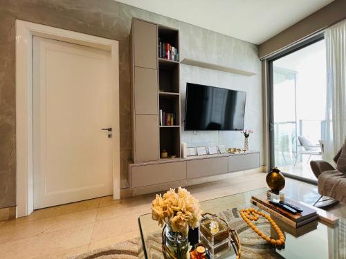 a living room with a tv on a wall at Apto Yoo Vista al Mar in Panama City