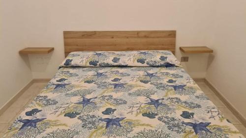 Torre InserraglioにあるVilla Diamanteのベッドルーム1室(花柄のベッドカバー付)