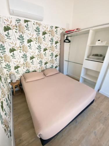 - une petite chambre avec un lit et un mur dans l'établissement Chambre PRIVÉE climatisée dans COLOCATION - Pessac - Tram B - WIFI - Terrasse - REF BR1, à Pessac