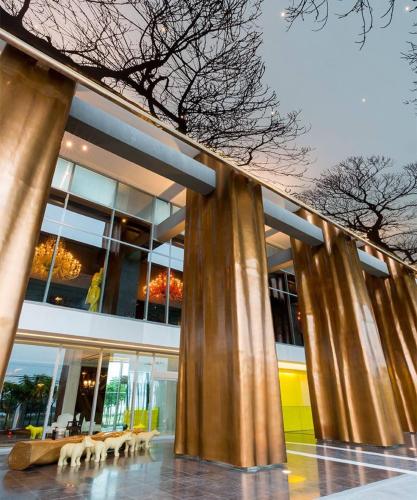 a building with columns in front of a building at Apto Yoo Vista al Mar in Panama City