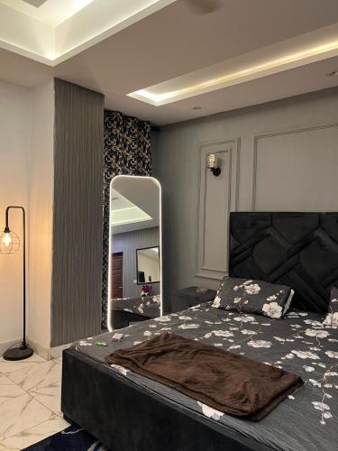 Muted Mellow Tone 1BR Johar town Self Check-In