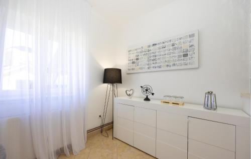 TV a/nebo společenská místnost v ubytování 3 Bedroom Nice Home In Lucane