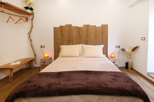 Postel nebo postele na pokoji v ubytování Romantic private pool room Relax in Castelsardo