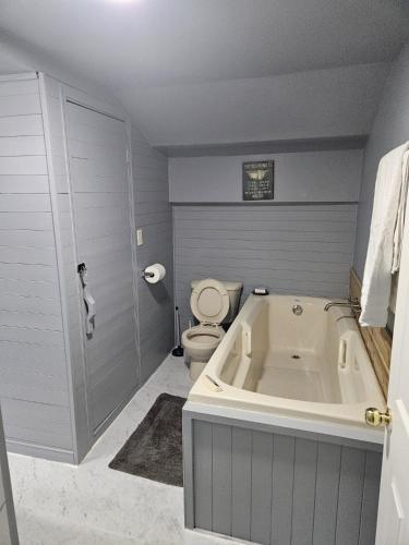 a bathroom with a bath tub and a toilet at Lovely one bed accommodation in a quiet environment in Sudbury