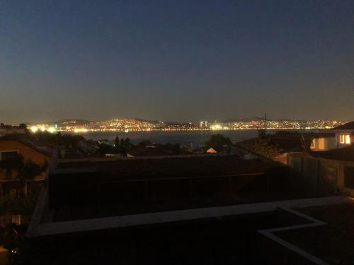 Vista generica su Heybeliada o vista sulla città dall'interno dell'affittacamere