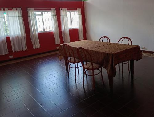 ein Esszimmer mit einem Tisch und vier Stühlen in der Unterkunft Departamento en planta alta in Salta