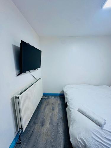 Postel nebo postele na pokoji v ubytování OYO Unique Private Rooms - Bolton Central, Free Parking