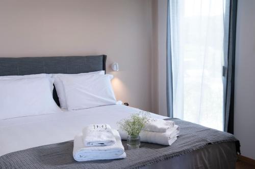 アギア・パラスカヴィにあるThe Mood Residenceのベッドルーム1室(タオル付きのベッド1台、窓付)