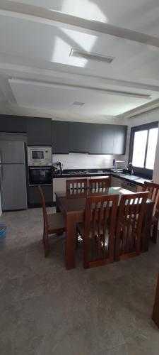 a kitchen with a table and chairs in a room at Appartement neuf Monte Cabo in Cabo Negro