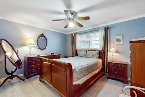 una camera da letto con un letto e un ventilatore a soffitto di Cozy condo with balcony, walking distance to conch house and WIFI a Davis Shores